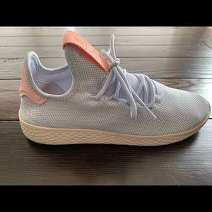 Women’s Adidas tennis shoes size 8.5